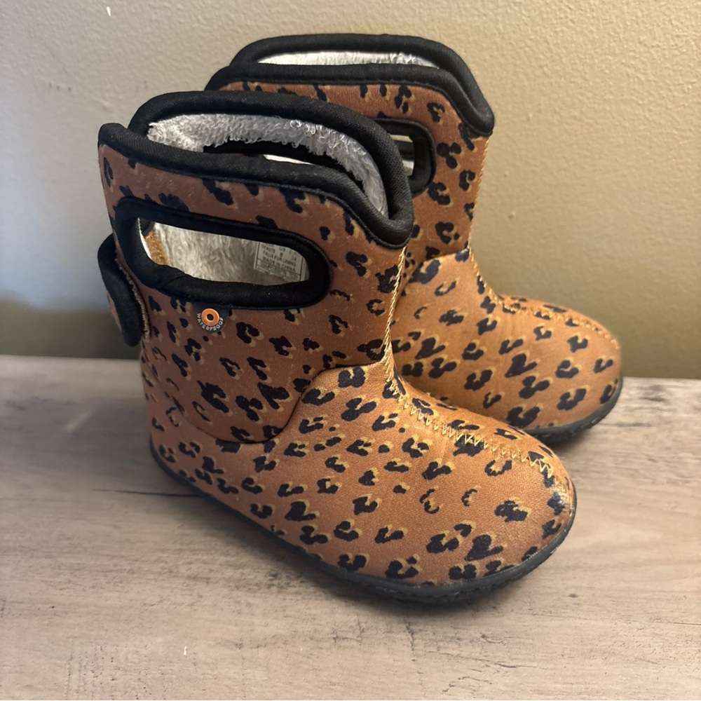 Bogs Baby Size 8 Bogs II Leopard Boots M Faux Fur Lined Warm Pullon